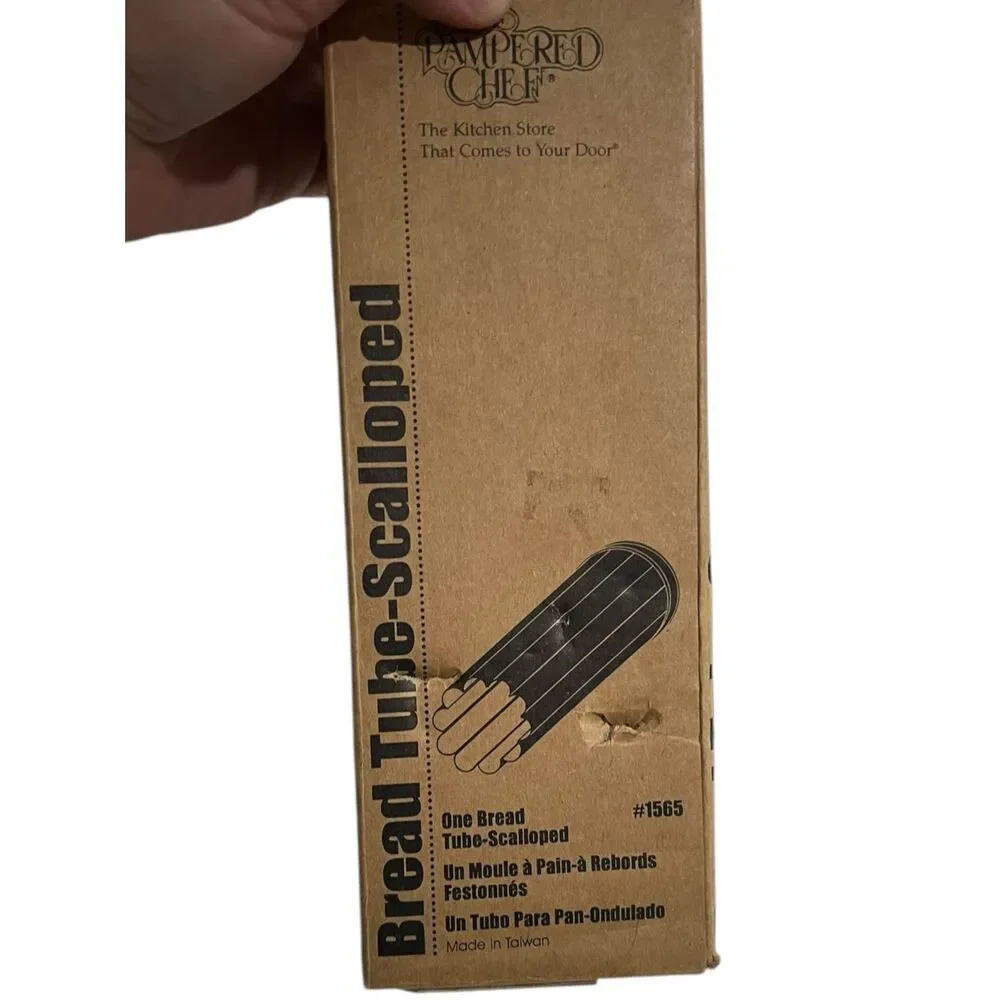 New! The Pampered Chef Scalloped Bread Tube‎